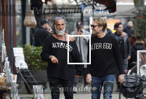 Amsterdam 20 januari 2024
Bas Smit en Zeus met Alter Ego truien op de cornelis schuytstraat