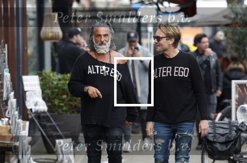 Amsterdam 20 januari 2024
Bas Smit en Zeus met Alter Ego truien op de cornelis schuytstraat