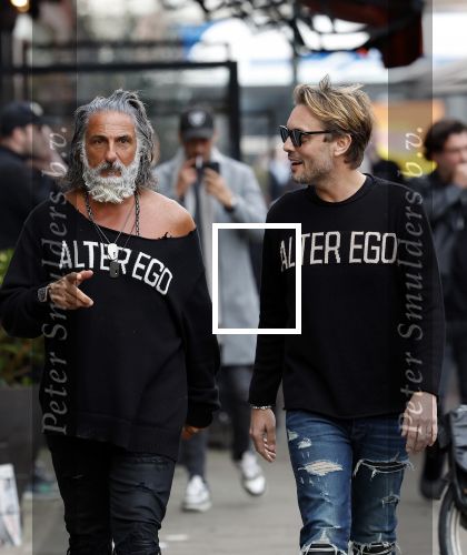 Amsterdam 20 januari 2024
Bas Smit en Zeus met Alter Ego truien op de cornelis schuytstraat