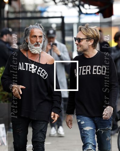 Amsterdam 20 januari 2024
Bas Smit en Zeus met Alter Ego truien op de cornelis schuytstraat