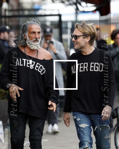 Amsterdam 20 januari 2024
Bas Smit en Zeus met Alter Ego truien op de cornelis schuytstraat