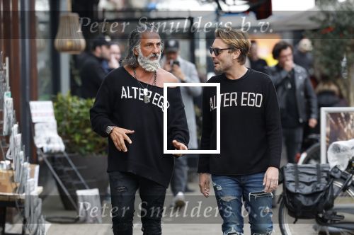 Amsterdam 20 januari 2024
Bas Smit en Zeus met Alter Ego truien op de cornelis schuytstraat