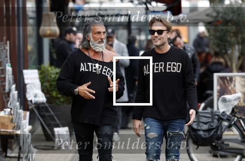 Amsterdam 20 januari 2024
Bas Smit en Zeus met Alter Ego truien op de cornelis schuytstraat