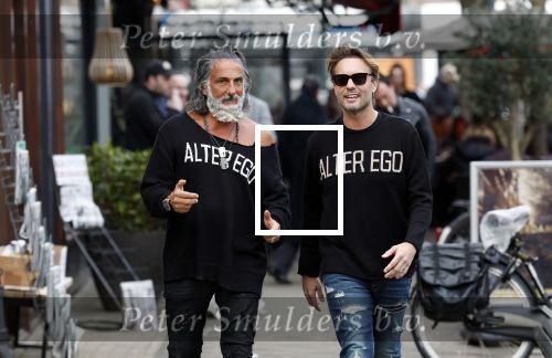 Amsterdam 20 januari 2024
Bas Smit en Zeus met Alter Ego truien op de cornelis schuytstraat