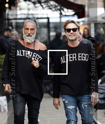Amsterdam 20 januari 2024
Bas Smit en Zeus met Alter Ego truien op de cornelis schuytstraat