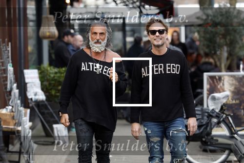 Amsterdam 20 januari 2024
Bas Smit en Zeus met Alter Ego truien op de cornelis schuytstraat