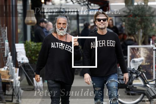 Amsterdam 20 januari 2024
Bas Smit en Zeus met Alter Ego truien op de cornelis schuytstraat