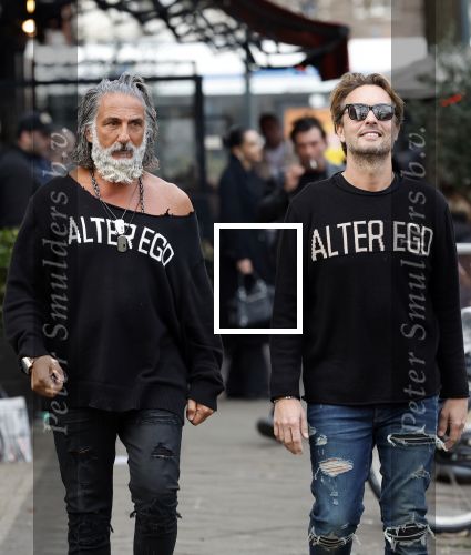 Amsterdam 20 januari 2024
Bas Smit en Zeus met Alter Ego truien op de cornelis schuytstraat