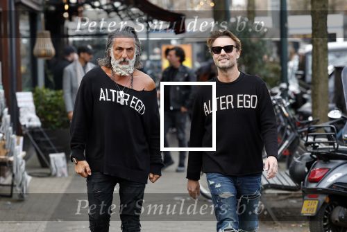 Amsterdam 20 januari 2024
Bas Smit en Zeus met Alter Ego truien op de cornelis schuytstraat