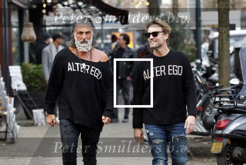 Amsterdam 20 januari 2024
Bas Smit en Zeus met Alter Ego truien op de cornelis schuytstraat