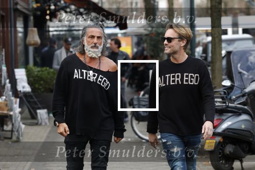 Amsterdam 20 januari 2024
Bas Smit en Zeus met Alter Ego truien op de cornelis schuytstraat