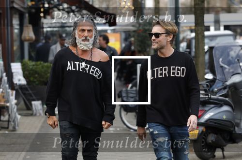 Amsterdam 20 januari 2024
Bas Smit en Zeus met Alter Ego truien op de cornelis schuytstraat