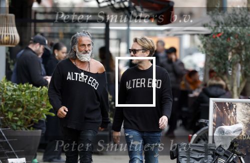 Amsterdam 20 januari 2024
Bas Smit en Zeus met Alter Ego truien op de cornelis schuytstraat