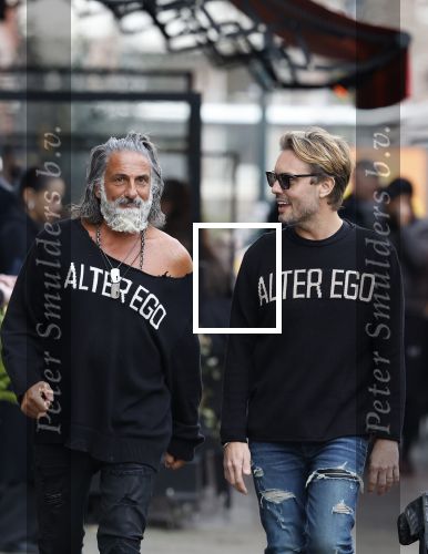 Amsterdam 20 januari 2024
Bas Smit en Zeus met Alter Ego truien op de cornelis schuytstraat