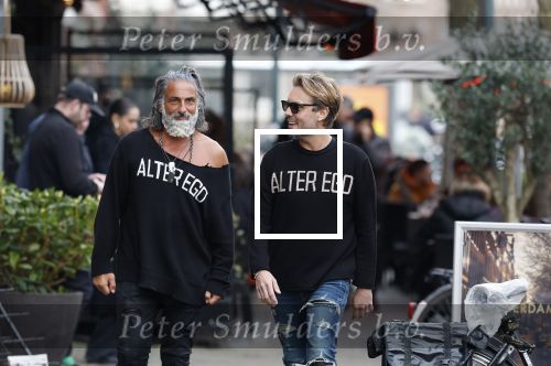Amsterdam 20 januari 2024
Bas Smit en Zeus met Alter Ego truien op de cornelis schuytstraat
