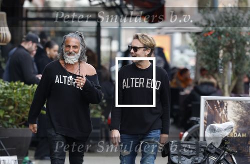 Amsterdam 20 januari 2024
Bas Smit en Zeus met Alter Ego truien op de cornelis schuytstraat