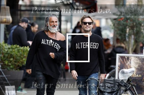 Amsterdam 20 januari 2024
Bas Smit en Zeus met Alter Ego truien op de cornelis schuytstraat