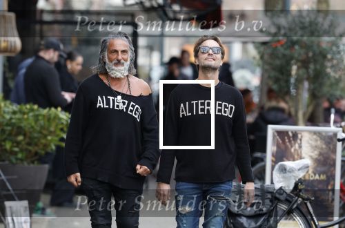 Amsterdam 20 januari 2024
Bas Smit en Zeus met Alter Ego truien op de cornelis schuytstraat