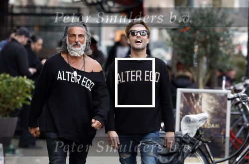 Amsterdam 20 januari 2024
Bas Smit en Zeus met Alter Ego truien op de cornelis schuytstraat