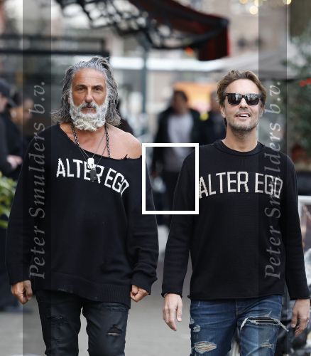Amsterdam 20 januari 2024
Bas Smit en Zeus met Alter Ego truien op de cornelis schuytstraat