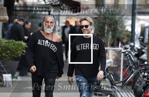 Amsterdam 20 januari 2024
Bas Smit en Zeus met Alter Ego truien op de cornelis schuytstraat