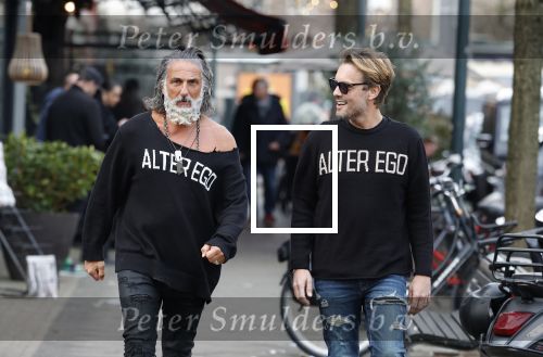 Amsterdam 20 januari 2024
Bas Smit en Zeus met Alter Ego truien op de cornelis schuytstraat