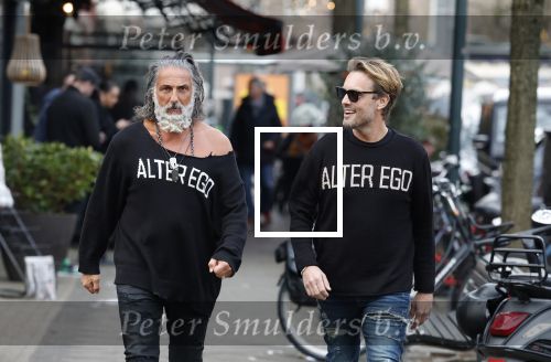 Amsterdam 20 januari 2024
Bas Smit en Zeus met Alter Ego truien op de cornelis schuytstraat