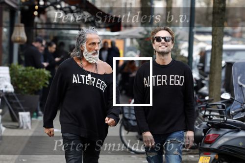 Amsterdam 20 januari 2024
Bas Smit en Zeus met Alter Ego truien op de cornelis schuytstraat