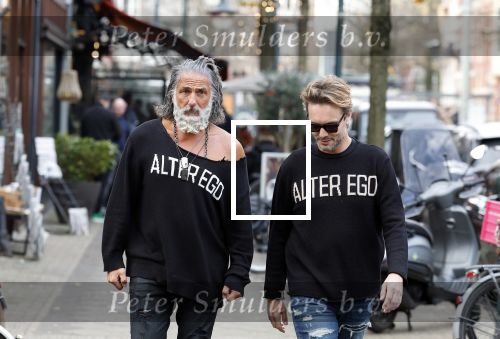 Amsterdam 20 januari 2024
Bas Smit en Zeus met Alter Ego truien op de cornelis schuytstraat