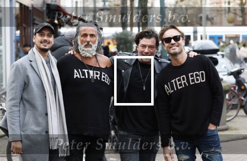Amsterdam 20 januari 2024
Bas Smit en Zeus met Alter Ego truien op de cornelis schuytstraat