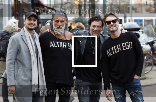 Amsterdam 20 januari 2024
Bas Smit en Zeus met Alter Ego truien op de cornelis schuytstraat