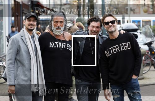 Amsterdam 20 januari 2024
Bas Smit en Zeus met Alter Ego truien op de cornelis schuytstraat