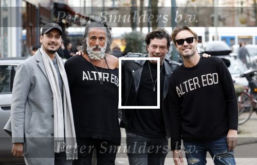 Amsterdam 20 januari 2024
Bas Smit en Zeus met Alter Ego truien op de cornelis schuytstraat