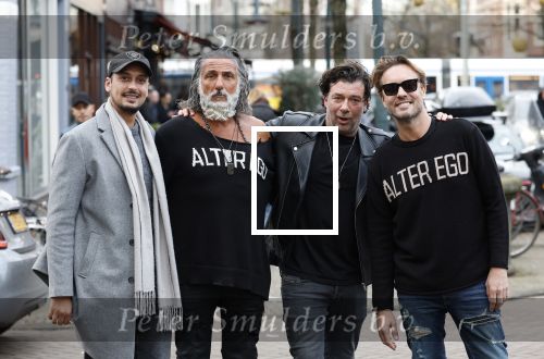 Amsterdam 20 januari 2024
Bas Smit en Zeus met Alter Ego truien op de cornelis schuytstraat