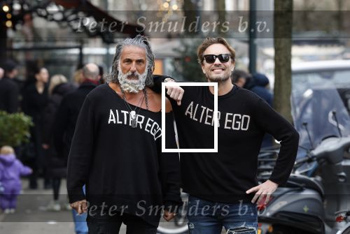 Amsterdam 20 januari 2024
Bas Smit en Zeus met Alter Ego truien op de cornelis schuytstraat