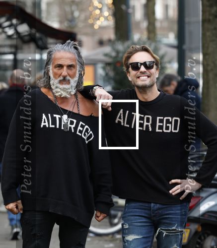 Amsterdam 20 januari 2024
Bas Smit en Zeus met Alter Ego truien op de cornelis schuytstraat