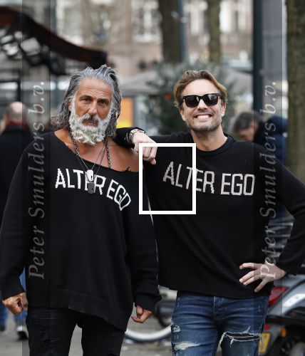 Amsterdam 20 januari 2024
Bas Smit en Zeus met Alter Ego truien op de cornelis schuytstraat