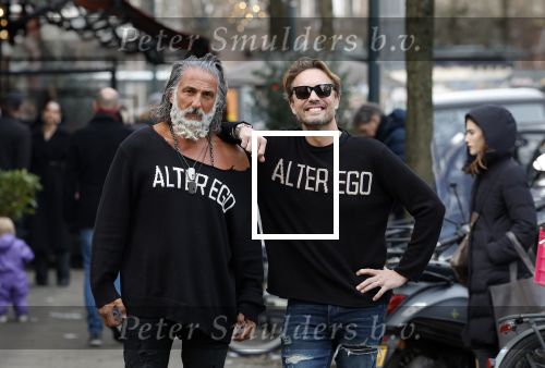 Amsterdam 20 januari 2024
Bas Smit en Zeus met Alter Ego truien op de cornelis schuytstraat