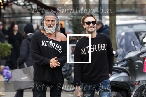 Amsterdam 20 januari 2024
Bas Smit en Zeus met Alter Ego truien op de cornelis schuytstraat