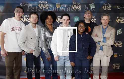 Amsterdam 3 februari 2024
Premiere Familie Vos in Pathe Arena. Frederik Brom, Imani Ristie, Buddy Vedder, Levi Otto, Manouskha Zeegelaar Breedveld, Edo Brunner, Quin van der Zeeuw (Uber Quin) tijdens de inloop bij de filmpremiere De legende van Familie Vos in Pathe Arena te Amsterdam