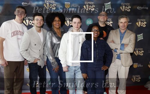 Amsterdam 3 februari 2024
Premiere Familie Vos in Pathe Arena. Frederik Brom, Imani Ristie, Buddy Vedder, Levi Otto, Manouskha Zeegelaar Breedveld, Edo Brunner, Quin van der Zeeuw (Uber Quin) tijdens de inloop bij de filmpremiere De legende van Familie Vos in Pathe Arena te Amsterdam
