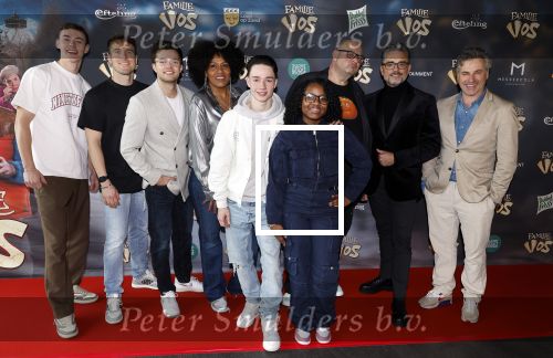 Amsterdam 3 februari 2024
Premiere Familie Vos in Pathe Arena. Frederik Brom, Imani Ristie, Buddy Vedder, Levi Otto, Manouskha Zeegelaar Breedveld, Edo Brunner, Quin van der Zeeuw (Uber Quin) tijdens de inloop bij de filmpremiere De legende van Familie Vos in Pathe Arena te Amsterdam