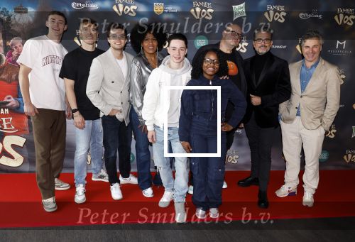 Amsterdam 3 februari 2024
Premiere Familie Vos in Pathe Arena. Frederik Brom, Imani Ristie, Buddy Vedder, Levi Otto, Manouskha Zeegelaar Breedveld, Edo Brunner, Quin van der Zeeuw (Uber Quin) tijdens de inloop bij de filmpremiere De legende van Familie Vos in Pathe Arena te Amsterdam