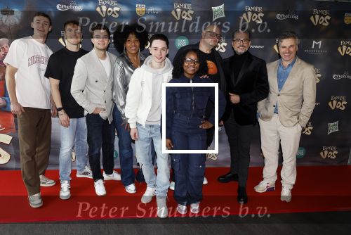Amsterdam 3 februari 2024
Premiere Familie Vos in Pathe Arena. Frederik Brom, Imani Ristie, Buddy Vedder, Levi Otto, Manouskha Zeegelaar Breedveld, Edo Brunner, Quin van der Zeeuw (Uber Quin) tijdens de inloop bij de filmpremiere De legende van Familie Vos in Pathe Arena te Amsterdam
