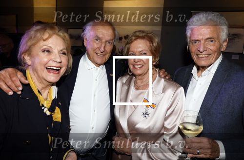Breukelen 12 februari 2024
Ria Valk viert haar 65 jarig artiesten jubileum en krijgt een koninklijk onderscheiding van de burgemeester van de Ronde Venen. Conny Vink Peter Koelewijn Ria Valk en Ben Cramer