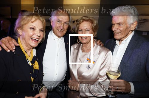 Breukelen 12 februari 2024
Ria Valk viert haar 65 jarig artiesten jubileum en krijgt een koninklijk onderscheiding van de burgemeester van de Ronde Venen. Conny Vink Peter Koelewijn Ria Valk en Ben Cramer