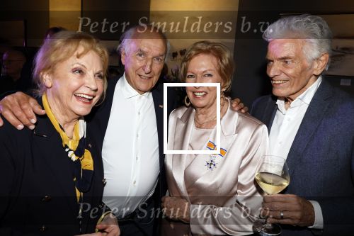 Breukelen 12 februari 2024
Ria Valk viert haar 65 jarig artiesten jubileum en krijgt een koninklijk onderscheiding van de burgemeester van de Ronde Venen. Conny Vink Peter Koelewijn Ria Valk en Ben Cramer