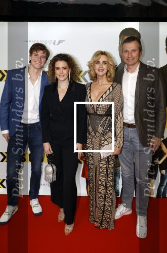 Amsterdam 29 januari 2024
Premiere Scotoe in Tuschinski met oa in de cast Sinan Eroglu Mohammed Chara Rose Bertram Said Boumazoughe Melisa Asli Pamuk Ferdi Stofmeel Daphne Deckers Emma Deckers en Oscar Aerts. Daphne Deckers Richard Krajicek Emma Deckers en Alec Deckers met vriendin.