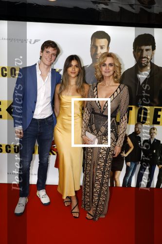 Amsterdam 29 januari 2024
Premiere Scotoe in Tuschinski met oa in de cast Sinan Eroglu Mohammed Chara Rose Bertram Said Boumazoughe Melisa Asli Pamuk Ferdi Stofmeel Daphne Deckers Emma Deckers en Oscar Aerts. Daphne Deckers met Alec Deckers en vriendin