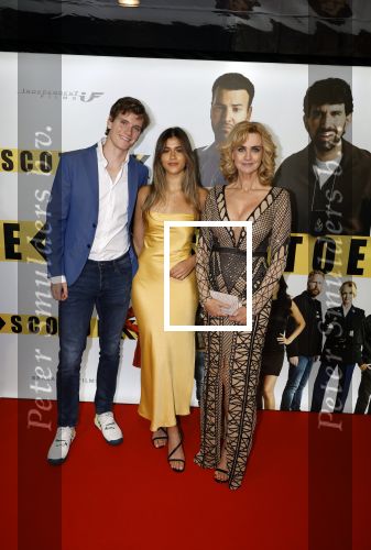 Amsterdam 29 januari 2024
Premiere Scotoe in Tuschinski met oa in de cast Sinan Eroglu Mohammed Chara Rose Bertram Said Boumazoughe Melisa Asli Pamuk Ferdi Stofmeel Daphne Deckers Emma Deckers en Oscar Aerts. Daphne Deckers met Alec Deckers en vriendin